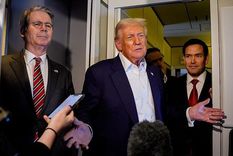 Donald Trump acompañado del secretario del Tesoro, Scott Bessent, y del secretario de Estado, Marco Rubio.