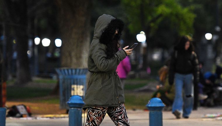 Muy abrigados: así tendrán que caminar los mendocinos por las calles por los próximos meses Foto: Santiago Tagua/MDZ