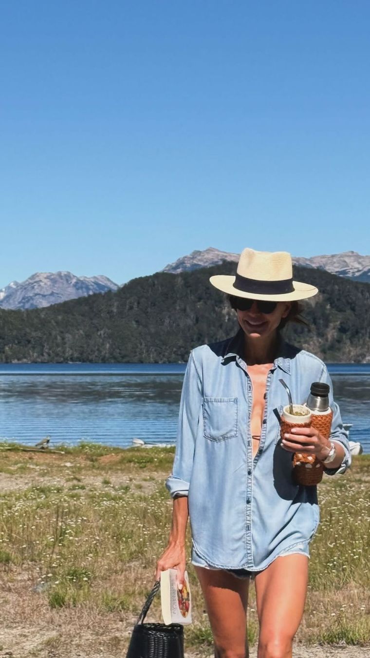 Mirá el look de Juliana Awada en la Patagonia.