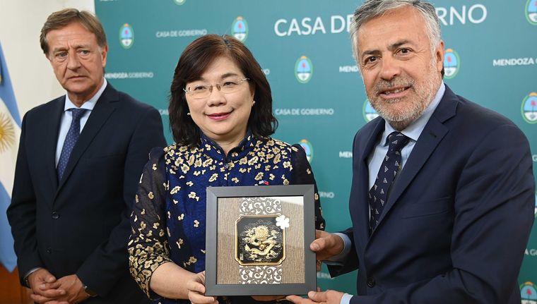 El gobernador actual y el mandatario electo se reunieron con miembros de una misión comercial proveniente de Taiwán Foto: Gobierno de Mendoza