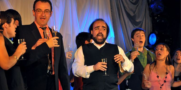 El tenor Fermín Prieto, en escena junto al coro Magníficat. Foto: Agustín Mauricio/Mediamza.com