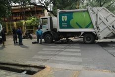 La moto terminó debajo del camión recolector tras el choque