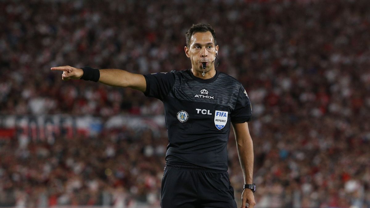 El primer argentino en saltar a la cancha: Facundo