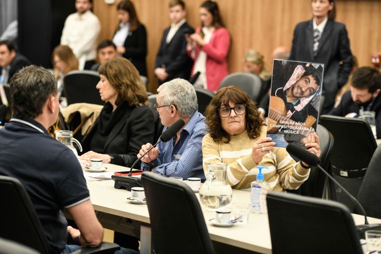 La comisión investigadora por el escándalo del fentanilo recibió a los familiares de las víctimas.