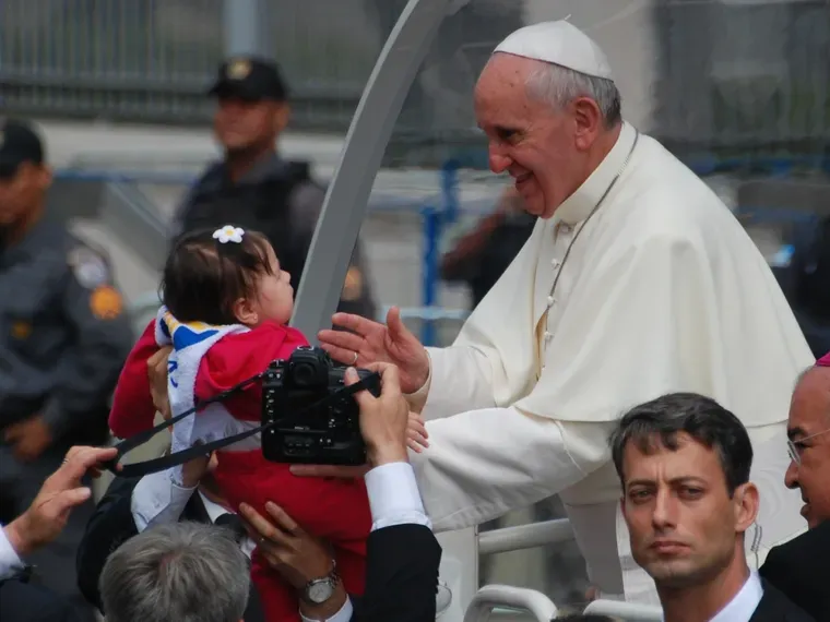 Papa Francisco recorriendo Rio de Janeiro en 2013 Papa Francisco recorriendo Rio de Janeiro en 2013