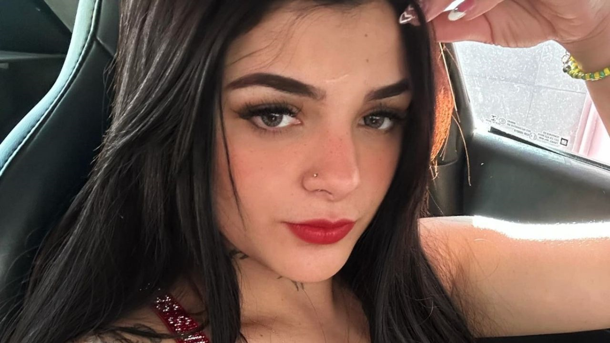 Karely Ruiz lleva un vestido de transparencias y levanta la temperatura