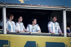 Dua Lipa vio el Superclásico en un palco de la Bombonera.