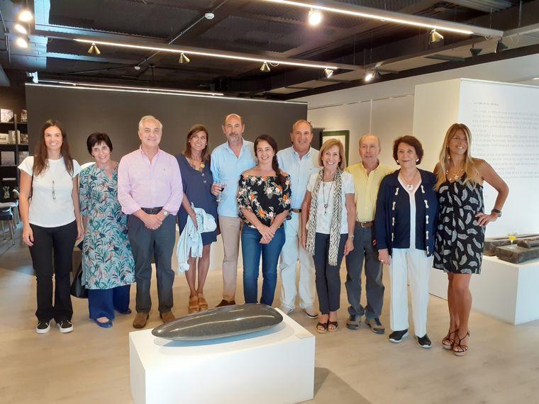 Silvia Farré y Julieta Gargiulo, de Chacras Park, junto a invitados de la familia Arizu.