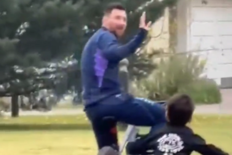 Messi descansa en Rosario... ¡con la ropa de la Selección argentina!