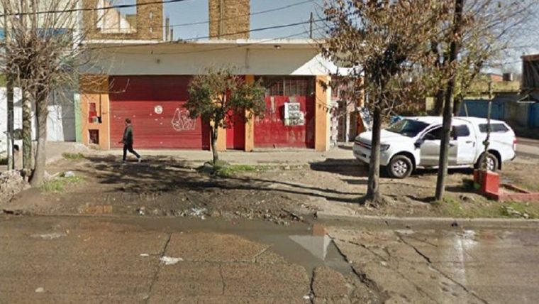 El ex policía comía con su familia cuando ingresaron los delicuentes