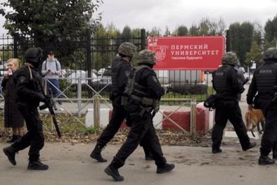 MDZol | Efectivos de la Guardia Nacional de Rusia entraron en el campus de la Universidad de Perm y lograron detener al atacante. Foto: Reuters