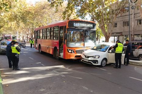 El accidente involucró a un micro de la línea 500 y un auto marca Toyota. El accidente involucró a un micro de la línea 500 y un auto marca Toyota.