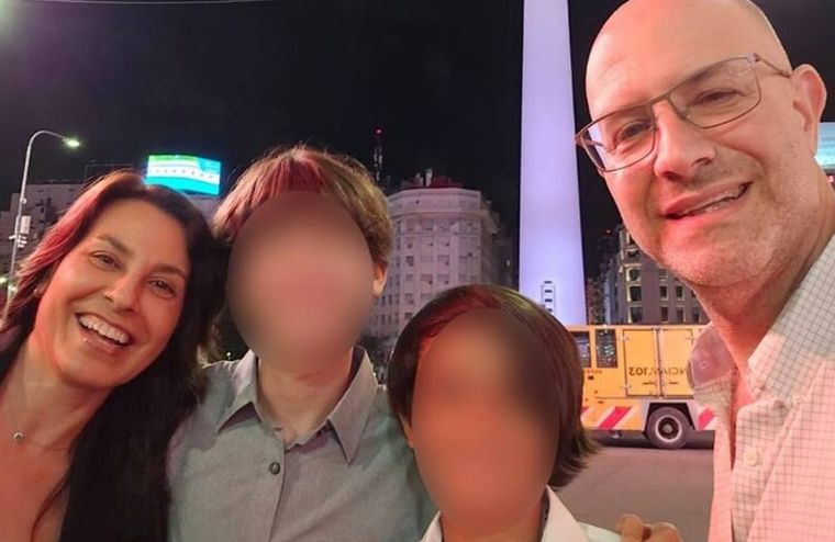 Bernardo Adrián Seltzer, Laura Leguizamón y sus dos hijos