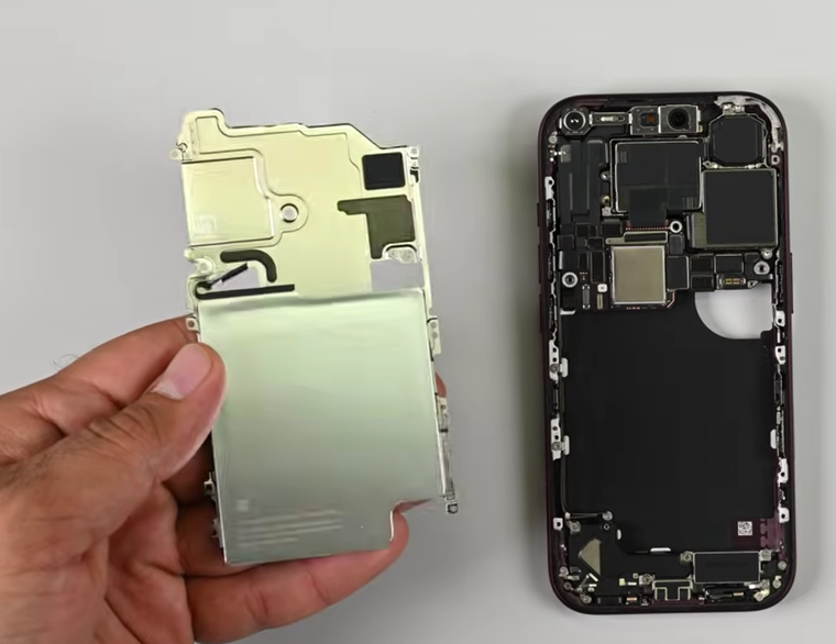 El proceso de desarme del iPhone 18 Pro expone los cambios en la placa base y la batería. El proceso de desarme del iPhone 18 Pro expone los cambios en la placa base y la batería.