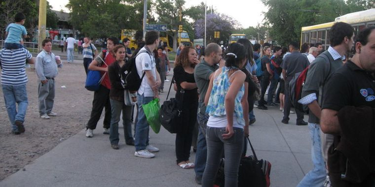 Los pasajeros que viajan a la Zona Este debieron tomar los micros bajo el puente de calle Alberdi.