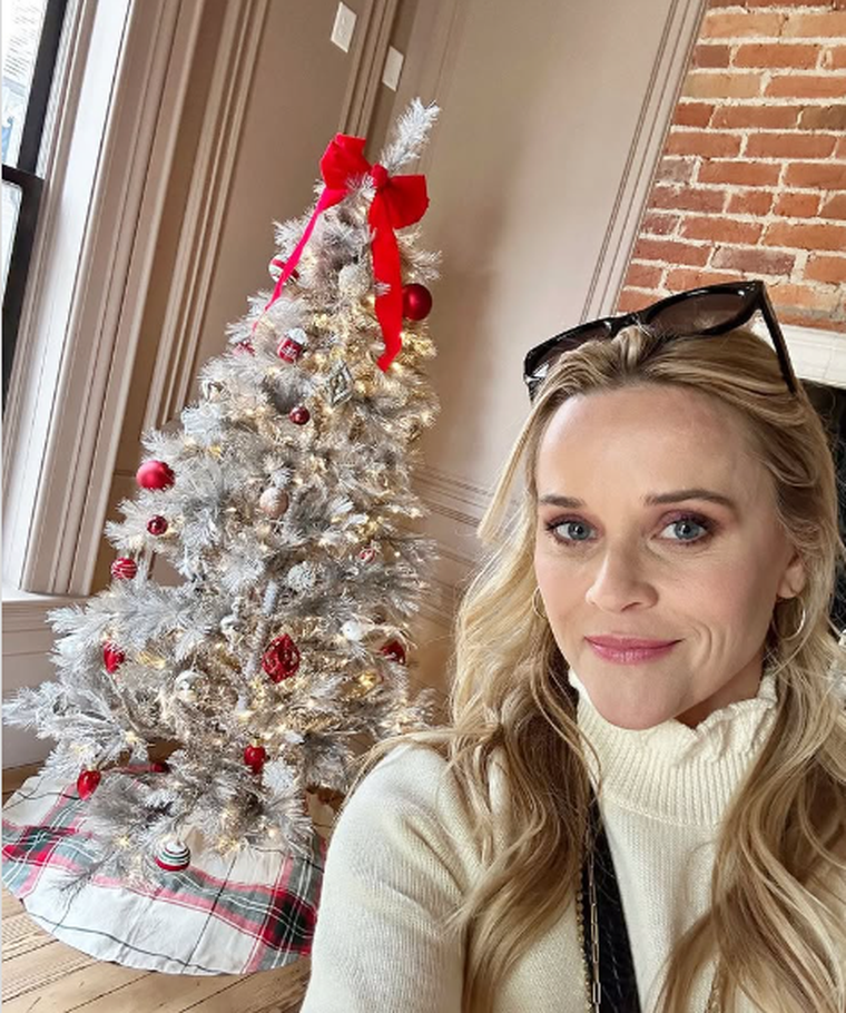 Cada año, la actriz Reese Witherspoon cambia las ideas de su árbol de Navidad, pero al revisar su archivo de Instagram se nota una estética constante y de gran impacto: su llamativo árbol plateado, decorado con adornos rojos y blancos. Créditos: Instagram de Reese Witherspoon. Cada año, la actriz Reese Witherspoon cambia las ideas de su árbol de Navidad, pero al revisar su archivo de Instagram se nota una estética constante y de gran impacto: su llamativo árbol plateado, decorado con adornos rojos y blancos. Créditos: Instagram de Reese Witherspoon.