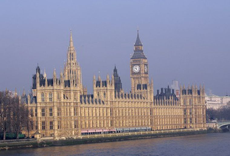 Los parlamentarios ingleses no pueden avitar twittear. Foto: Web