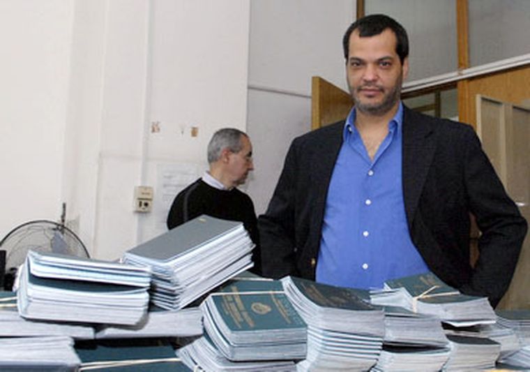 Néstor Parés y los documentos para retirar. Foto: Gonzalo Bravo / MDZ