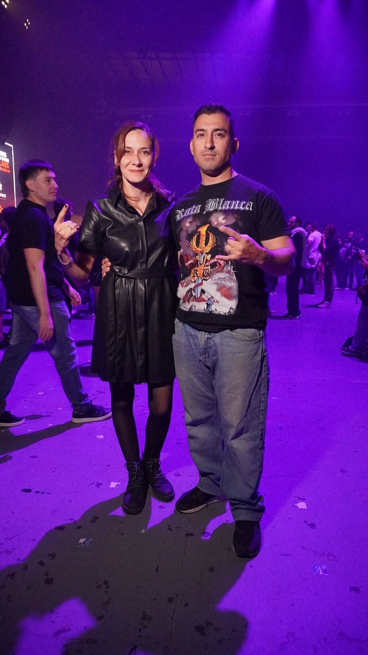 Una canchera pareja que no dudó en mostrar su estilo total black. Una canchera pareja que no dudó en mostrar su estilo total black.