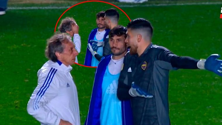 Rossi intentó buscar respuestas al mal primer tiempo de Boca.