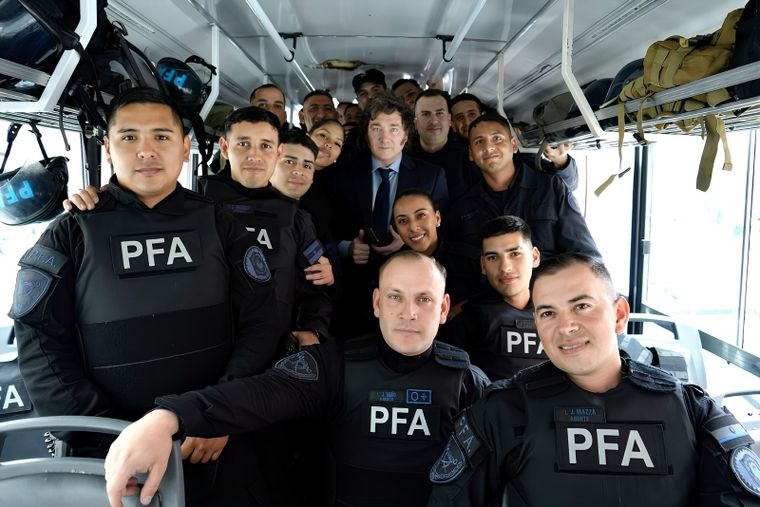 Javier Milei con efectivos de la Policía Federal