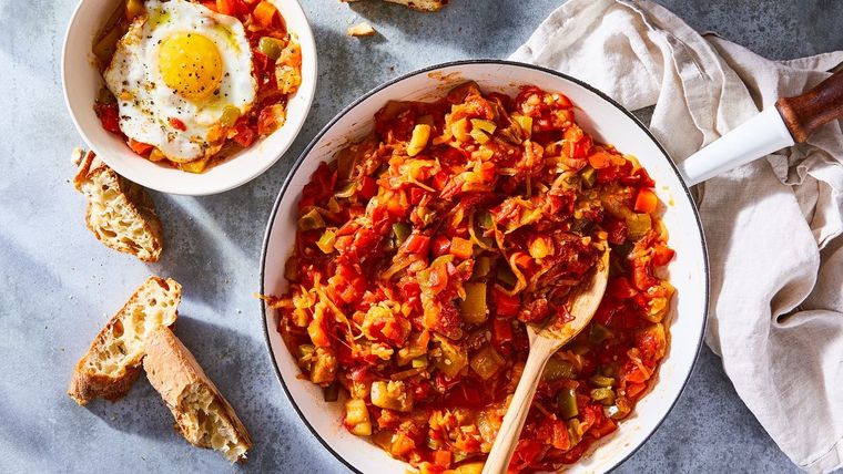 Pisto manchego Prepara un delicioso pisto manchego con verduras en minutos. Foto: Shutterstock