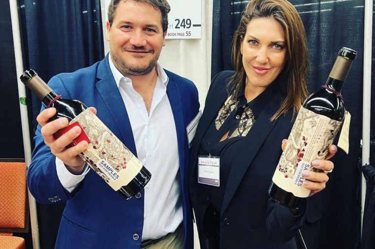 Pablo Piccolo y Andrea Núñez, de Catena Zapata, en una feria ofreciendo Malbec Argentino. Foto: Instagram