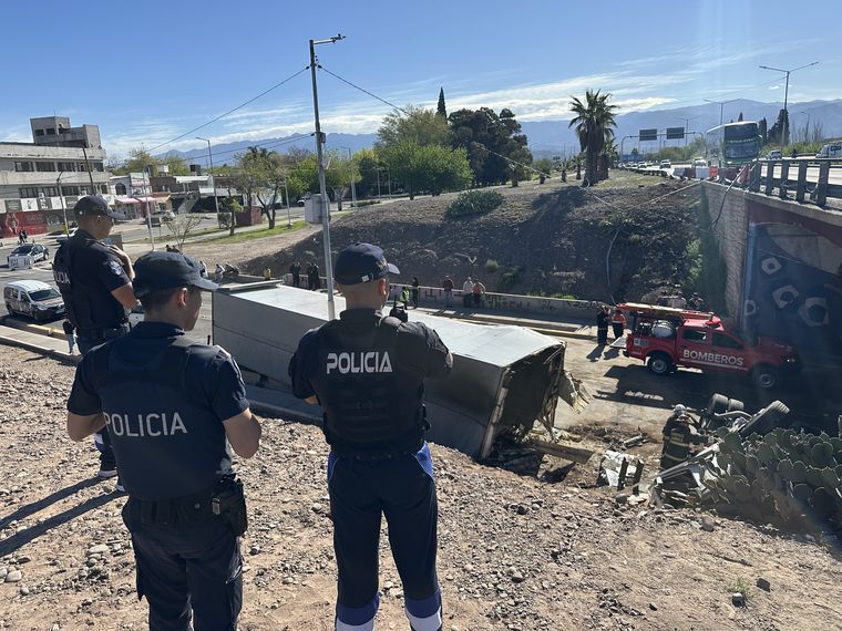 La policía custodia los trabajos sobre el camión.&nbsp;