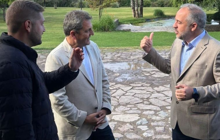 Sergio Massa junto al intendente Matías Stevanato y Emiliano Sallei, concejal electo de Maipú.