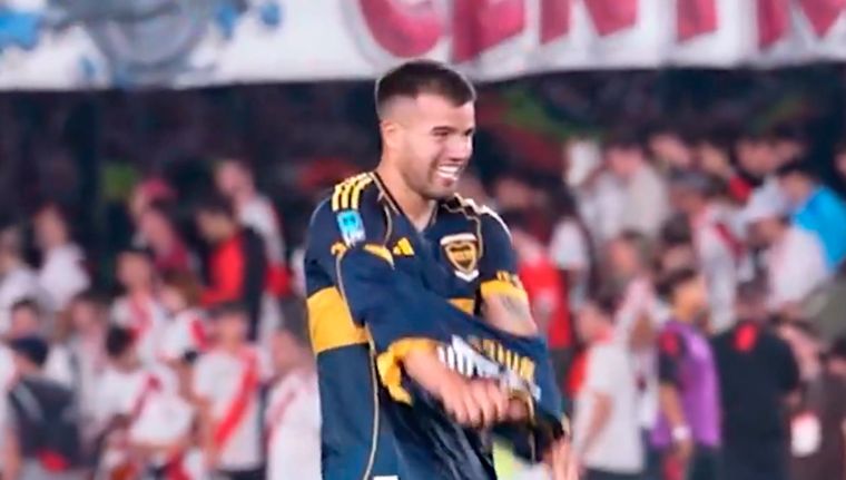 El Chelo Weigandt tenía puesta una doble camiseta en el Superclásico.