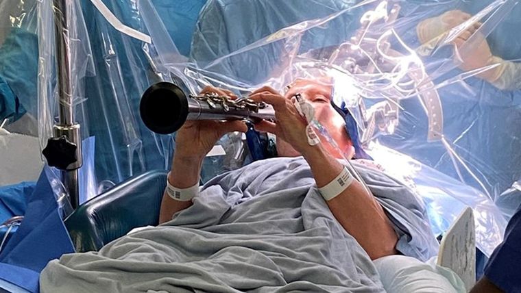Denise Bacon sorprendió a todos al tocar el clarinete durante la operación. 