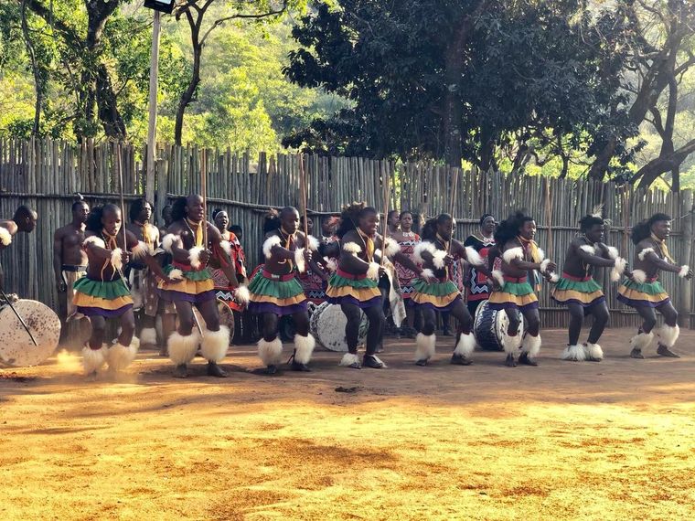 Bailes originarios de la tribu Suazí Foto: Felipe Bulacio