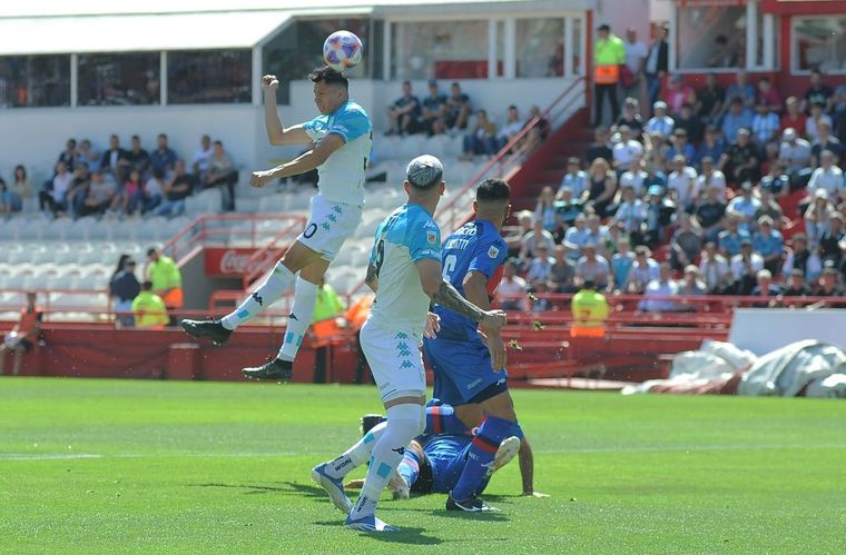 Racing y Tigre, cara a cara por la semifinal del Trofeo de Campeones en la cancha de Huracán. Foto: (foto: @RacingClub).