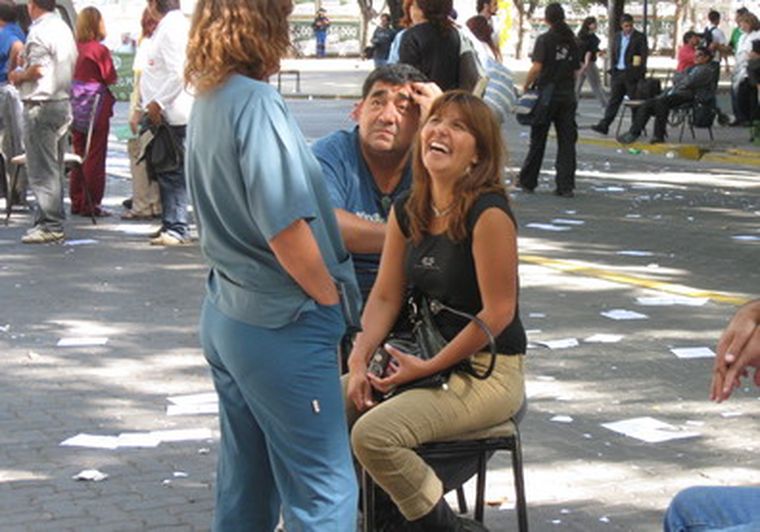 En medio de la protesta, María Elena libera tensiones en un momento del reclamo del ATE. Foto: MDZ