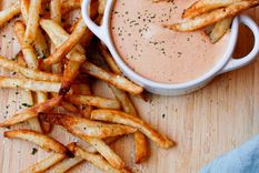 La clave del sabor son las salsas que acompañan a las papas fritas. Foto: homemadehaley.com