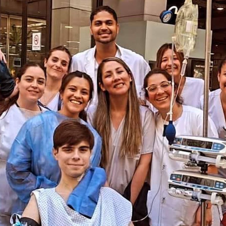 Martiniano junto al equipo que lo atiende en la Fundación Favaloro. Foto: Archivo MDZ