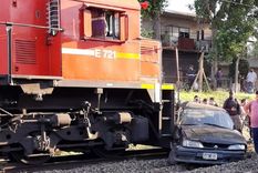 video: se le quedo el auto en las vias y alcanzo a bajarse de milagro
