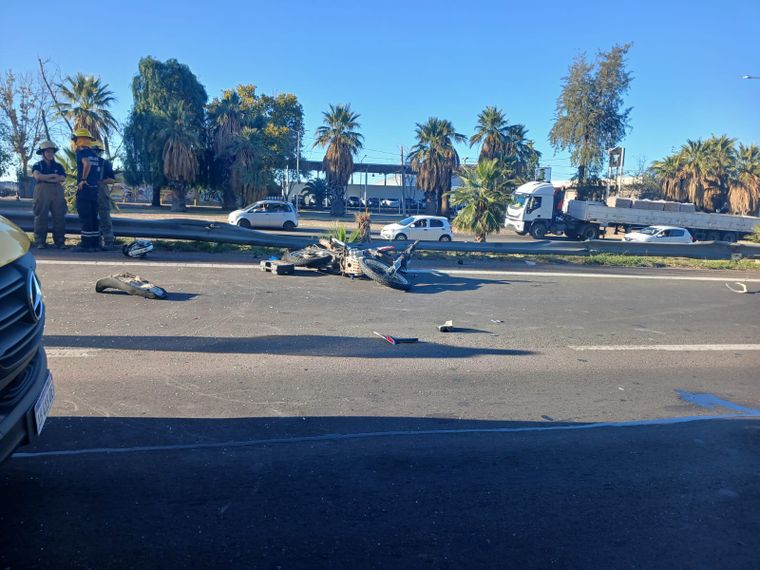 La moto quedó tirada en el Acceso Este. La moto quedó tirada en el Acceso Este.
