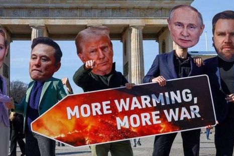 Activistas en Alemania con máscaras de Donald Trump; Alice Weidel, de Alternativa por Alemania; Elon Musk; el presidente ruso, Vladimir Putin, y el vicepresidente de EE.UU., JD Vance. Foto: Getty Images