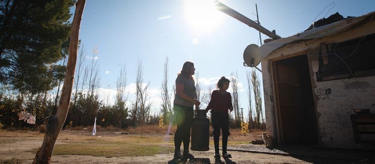 Antonela junto a una de sus hijas llevando una garrafa Foto: MDZ