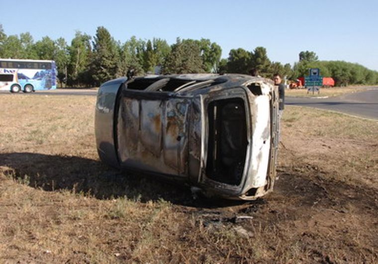 El auto de Ariel Quiroga, incinerado. Foto: NA