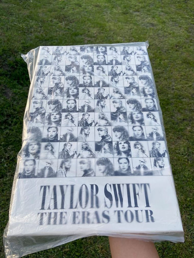 Las redes sociales se llenaron de unboxing del fandom de Taylor Swift, mostrando en detalle todo los que contenía el paquete VIP de The Eras Tour. Foto: Usuario twitter
