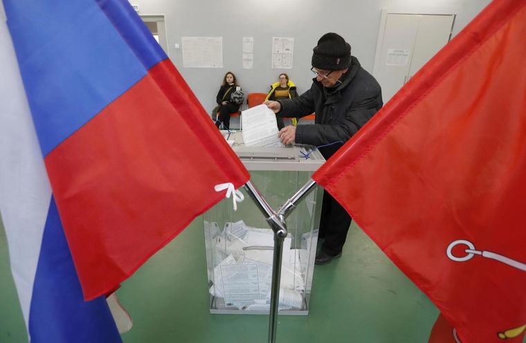Un ciudadano ruso deposita su voto durante las elecciones presidenciales en San Petersburgo, Rusia Foto: EFE/ANATOLY MALTSEV
