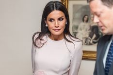 La reina Letizia es la primera mujer de un rey de España que no nació siendo parte de la realeza. Foto: Semana.es - https://cdn.semana.es/wp-content/uploads/2022/03/semana-la-sospechosa-herida-en-el-pie-izquierdo-de-la-reina-letizia-3.jpg