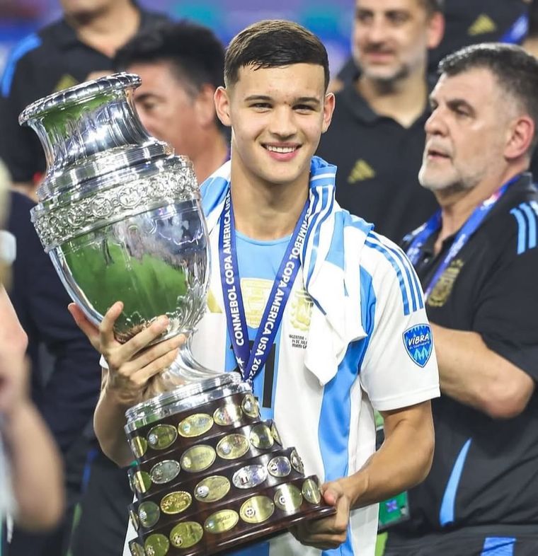 Valentín Carboni, campeón de la Copa América con la Selección argentina. Valentín Carboni, campeón de la Copa América con la Selección argentina.