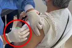 Una anciana fue vacunada con una jeringa vacía y todo quedó filmado