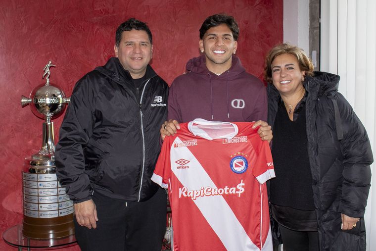 Hernán López Muñoz junto a sus padre Sergio Daniel López Maradona (jugó y es hincha del Bicho) y su madre el día que fue presentado en Argentinos.