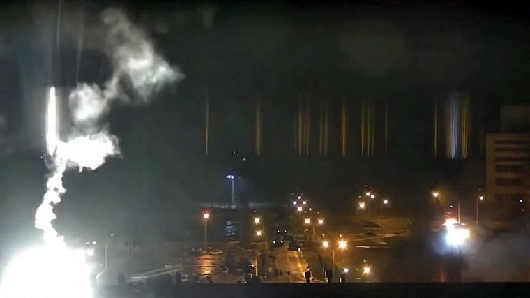 La central nuclear, durante el ataque de anoche. Foto: BalticNews.