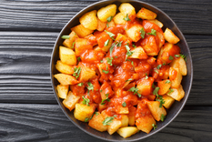 Aunque es una receta sencilla, las patatas bravas son uno de los platos más pedidos en España.