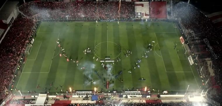 Impactante: la salida de los finalistas de la Copa Argentina estuvo acompañada por un espectacular show de fuegos artificiales y pirotecnia que emocionó a todos. Foto: captura de TV.&nbsp;